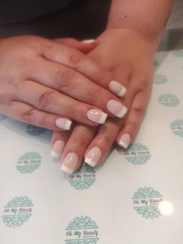 Νύχια Γαλλικό - 12 Ιδέες για το απόλυτο Γαλλικό Μανικιούρ Γαλλικό μανικιούρ γαλακτερό, τετράγωνα νύχια