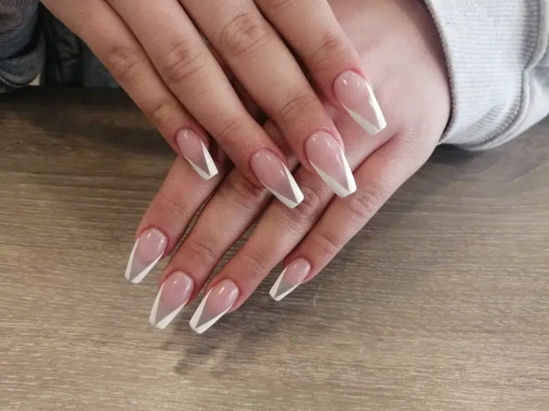 Νύχια Γαλλικό - 12 Ιδέες για το απόλυτο Γαλλικό Μανικιούρ Γαλλικό μανικιούρ, νύχια σχήμα V