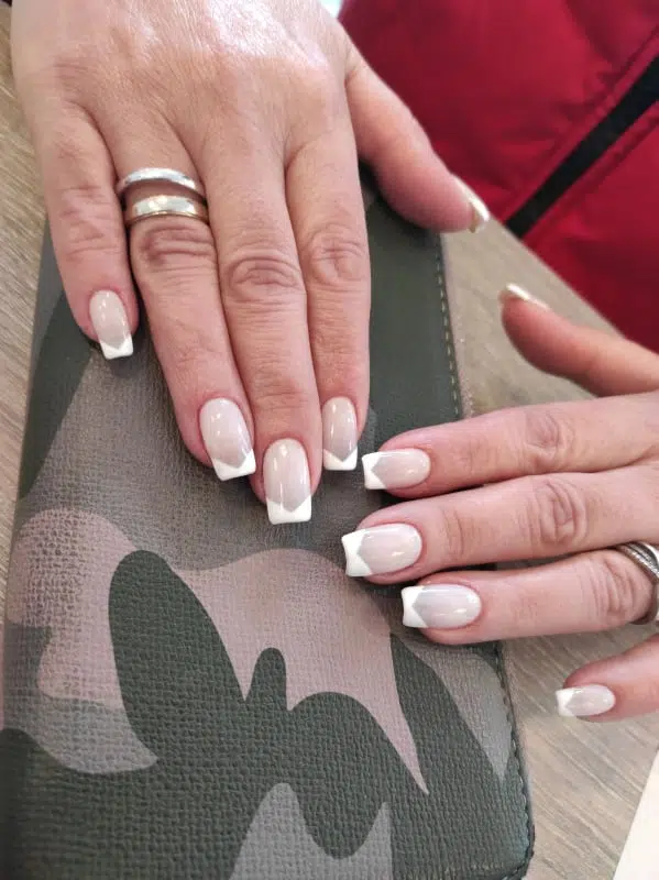 Νύχια Γαλλικό - 12 Ιδέες για το απόλυτο Γαλλικό Μανικιούρ Γαλλικό μανικιούρ, σχήμα V, τετράγωνα νύχια