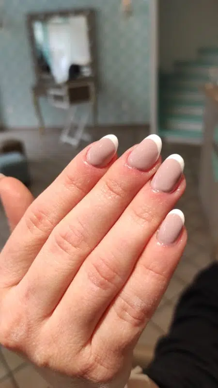 Νύχια Γαλλικό - 12 Ιδέες για το απόλυτο Γαλλικό Μανικιούρ Οβάλ νύχια γαλλικό νουντ-λευκό