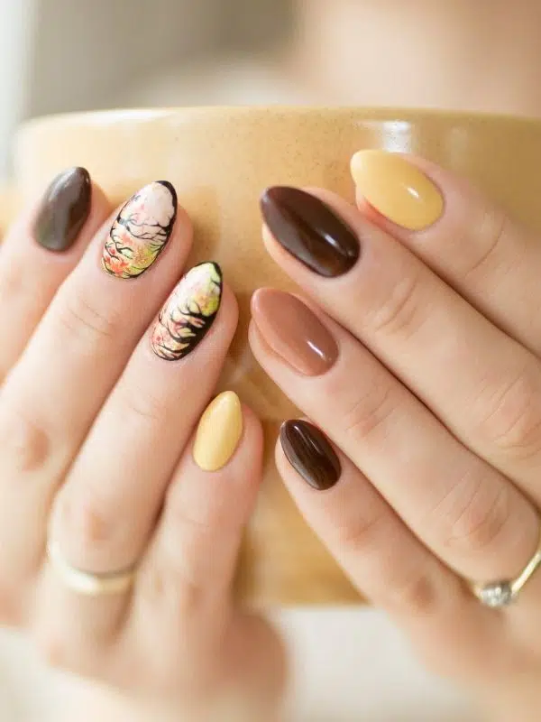 Χρώμα νυχιών: Τι χρώμα να βάψω τα νύχια μου; fthinopwrina kafe nyxia dixrwmia me