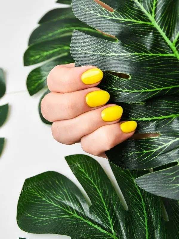 Χρώμα νυχιών: Τι χρώμα να βάψω τα νύχια μου; kitrino xrwma nyxiwn kalokairi