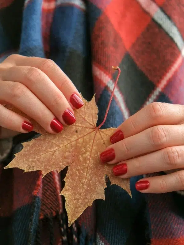 Χρώμα νυχιών: Τι χρώμα να βάψω τα νύχια μου; kokkino xrwma nyxiwn fthinoporo 1