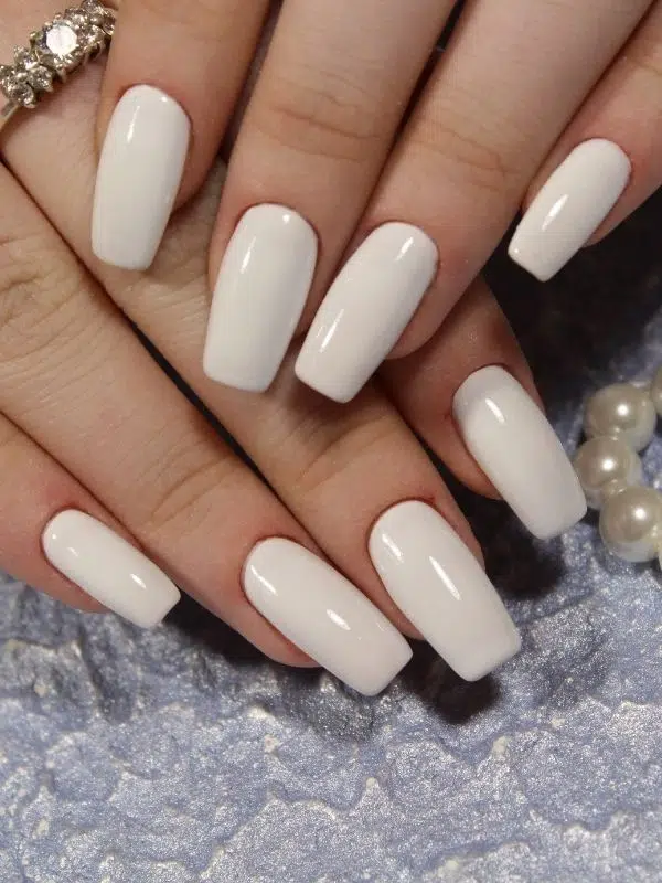 Χρώμα νυχιών: Τι χρώμα να βάψω τα νύχια μου; leuka kalokerina