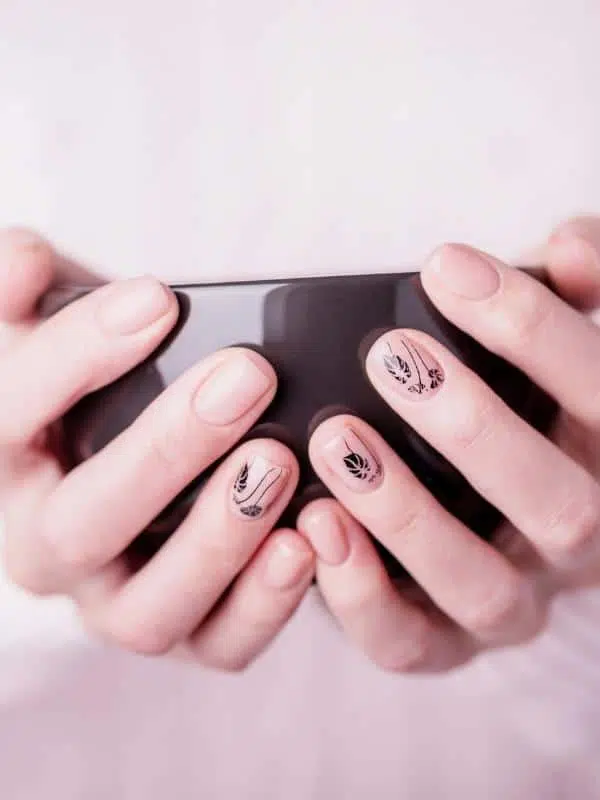 Μαύρα Νύχια - 50 Σχέδια Μανικιούρ roz manikioyr mavra