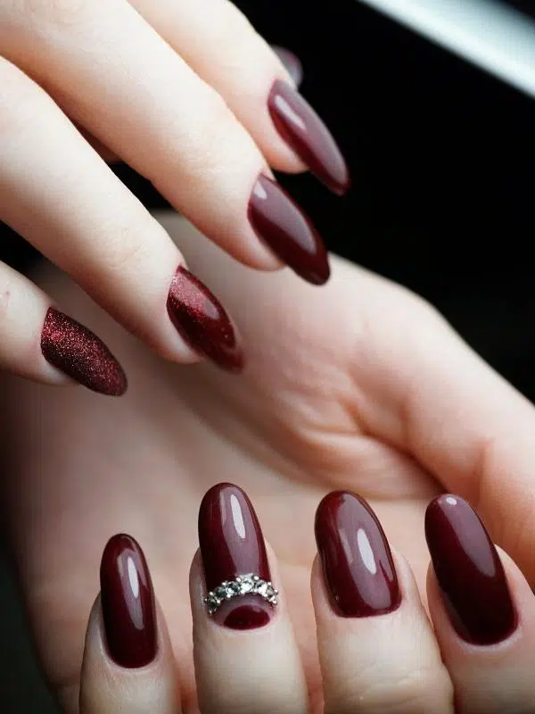 Φθινοπωρινά Νύχια - 44 Σχέδια & Χρώματα Εντυπωσιακά φθινοπωρινά καφέ νύχια με κόσμημα και στρας