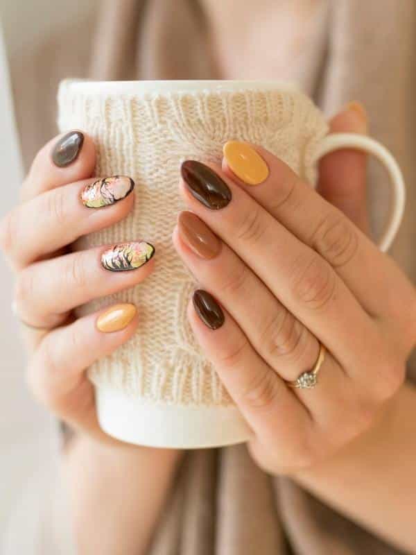 Καφέ κίτρινα νύχια για φθινόπωρο με σχέδιο