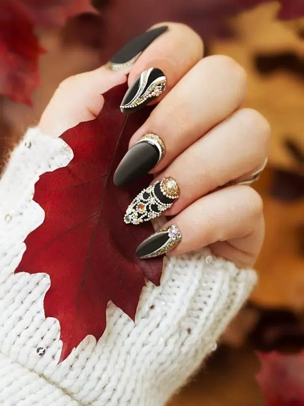 Φθινοπωρινά Νύχια - 44 Σχέδια & Χρώματα Φθινοπωρινά μαύρα νύχια με κόσμημα