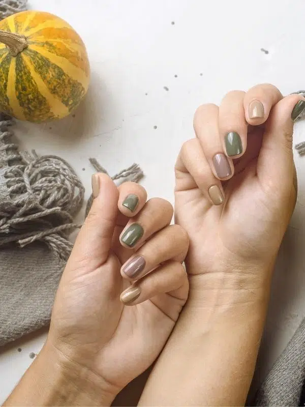 Φθινοπωρινά Νύχια - 44 Σχέδια & Χρώματα Γήινο μανικιούρ για φθινόπωρο