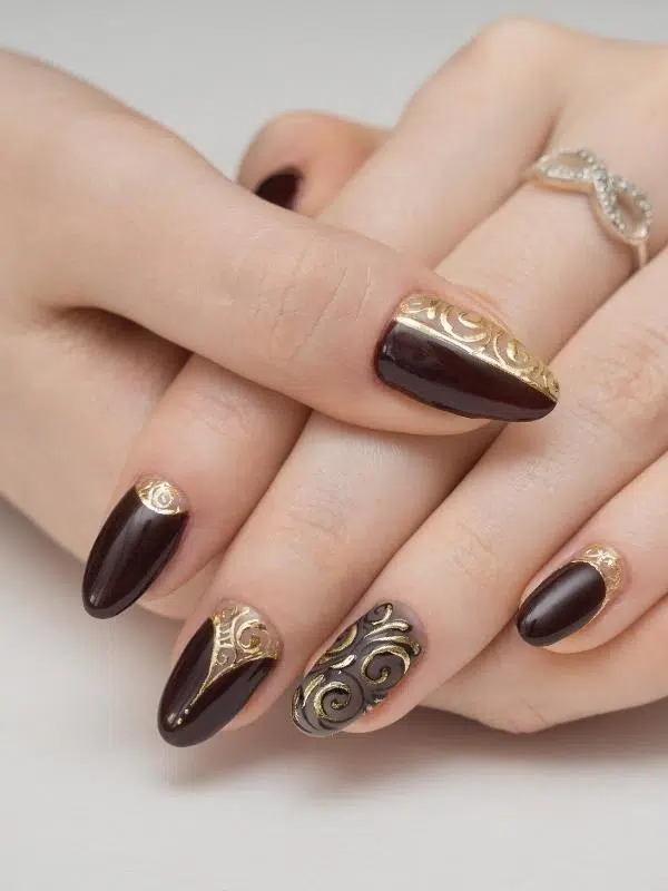 Φθινοπωρινά Νύχια - 44 Σχέδια & Χρώματα Καφέ χρυσά νύχια με ανάγλυφο σχέδιο