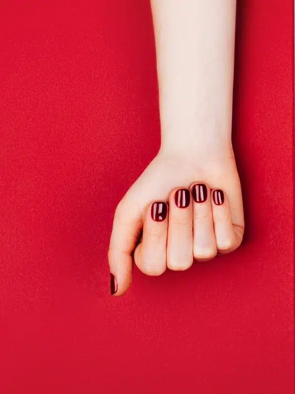 20 Εντυπωσιακά σχέδια για κοντά νύχια klasika konta