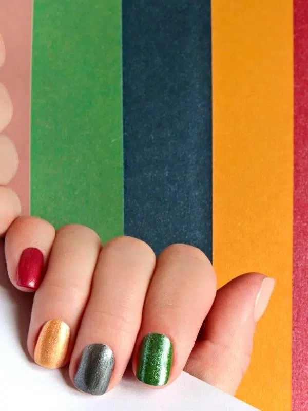 20 Εντυπωσιακά σχέδια για κοντά νύχια polixrwma konta nyxia 2