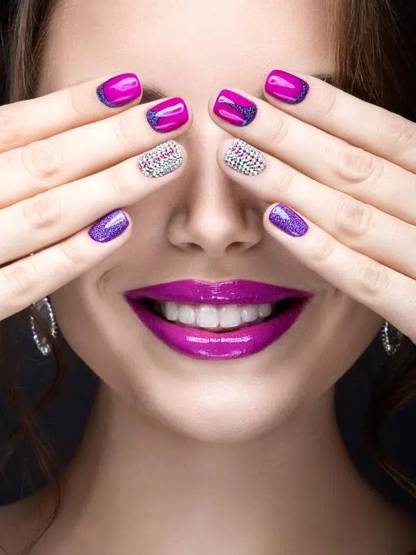 Φθινοπωρινά Νύχια - 44 Σχέδια & Χρώματα Χαρούμενο μανικιούρ με κόσμημα σε έντονα χρώματα