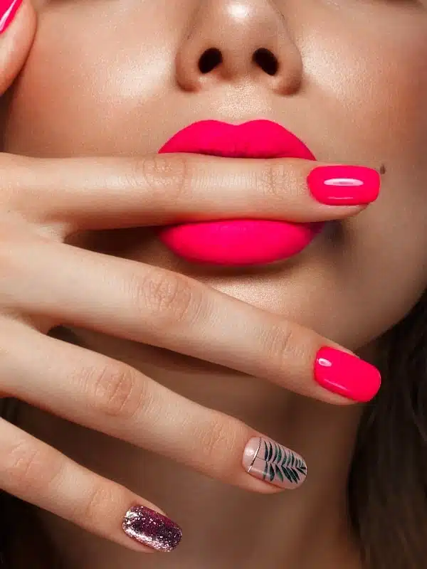 Ροζ Νύχια 50 Σχέδια idiaitero manikiour roz fouksia sxedia glitter min